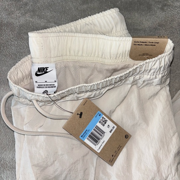 Nike- Woven Mid-Rise Joggers - Picture 5 of 6